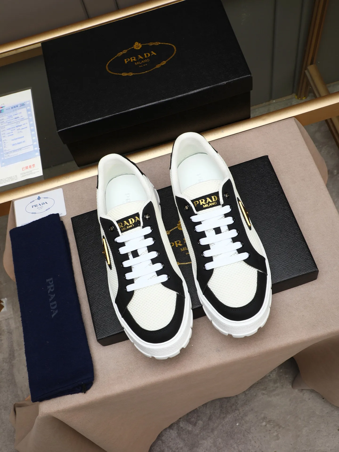 Men's Men's Shoes 💰440 Prada/Prada Men's new casual shoes, this sports shoe is made of imported calfskin upper with breathable mesh and breathable mesh lining. The foot pads are made of sheepskin, and the outsole is made of non-slip sports exclusive rubber outsole with logo. It feels good on the feet and is a fashionable item! Size: 38-44 (45 customized)